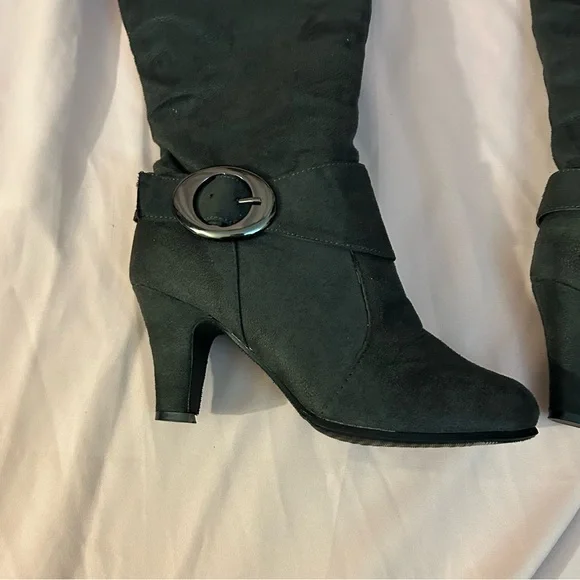 Woman’s knee high grey boots - Picture 9 of 15